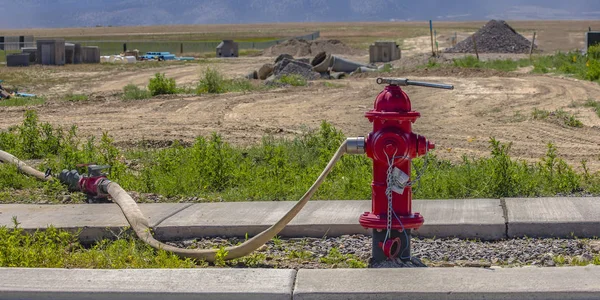 Red fire hydrant z połączonych wężami i klucz — Zdjęcie stockowe