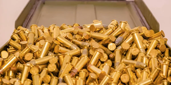 Açık bir konteyner içinde parlak altın kaplamalı mermi — Stok fotoğraf