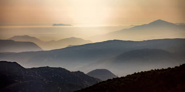 Montanhas silhuetas e horizonte no Monte Laguna — Fotografia de Stock