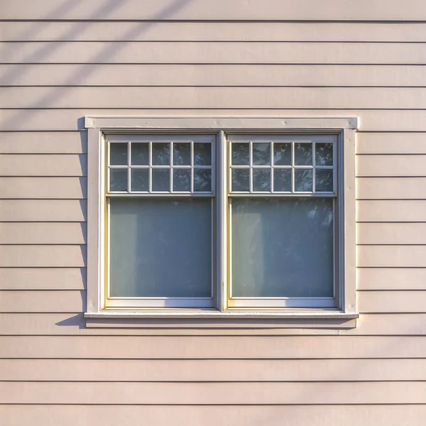 Vitre coulissante d'une maison avec mur blanc — Photo