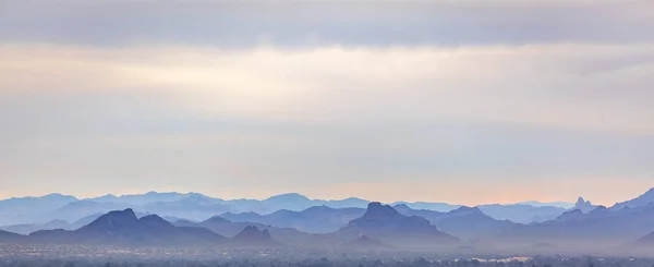 Montañas impactantes en Arizona bajo un cielo nebuloso — Foto de Stock