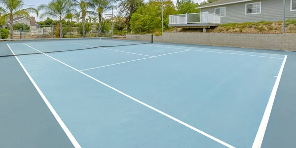 Pista de tenis con casas en los alrededores — Foto de Stock