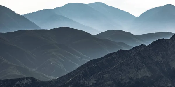 在安大略加利福尼亚州的阴霾广阔的山脉山脊 — 图库照片