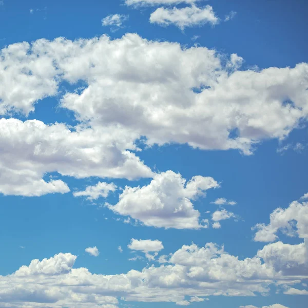 鮮やかな青い空に白いふくらんでいる雲 — ストック写真