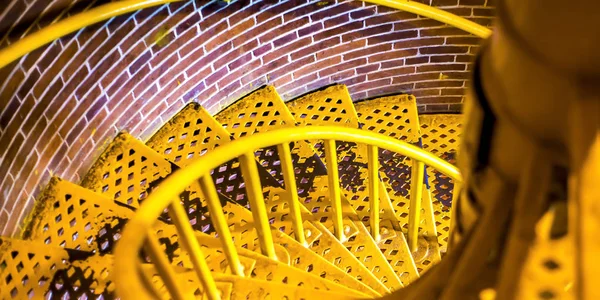 Escalier en colimaçon jaune avec marches à grilles vers le bas — Photo