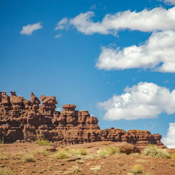 Rochas vermelhas incríveis em Moab sob o céu e nuvens — Fotografia de Stock