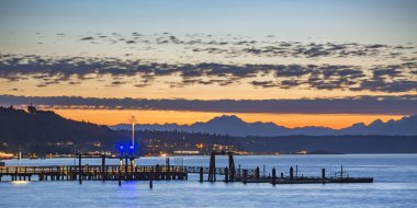 Dock ve Tacoma bay Washington gün batımında