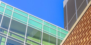 Cam ve güneşli Salt Lake City bina tuğla