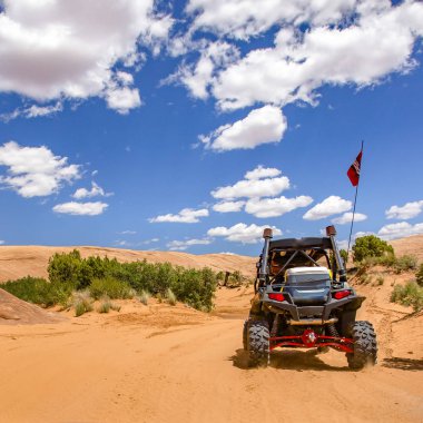 Moab yol iz bulutlar ile güneşli gökyüzü altında kapalı