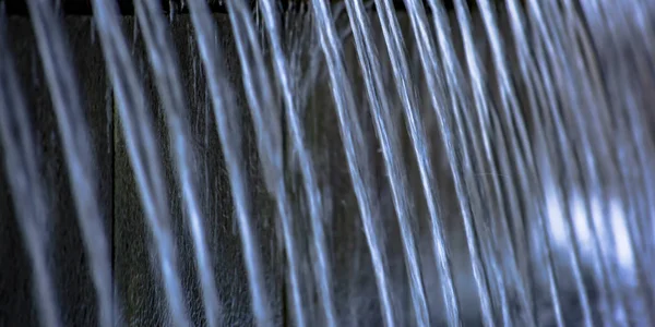 Acercamiento del agua que fluye de una fuente — Foto de Stock