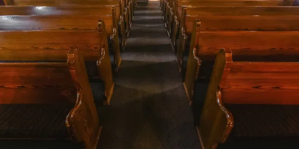 Vista de perto dos bancos dentro de uma igreja vazia — Fotografia de Stock