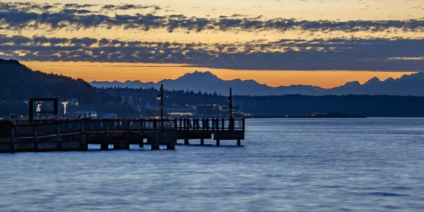 Tramonto d'oro nella baia di Tacoma a Washington — Foto Stock