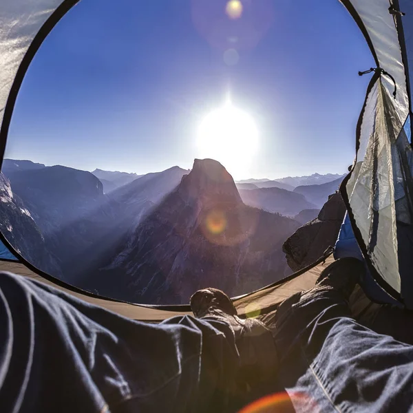 Half Dome gezien vanaf in een tent bij zonsopgang — Stockfoto