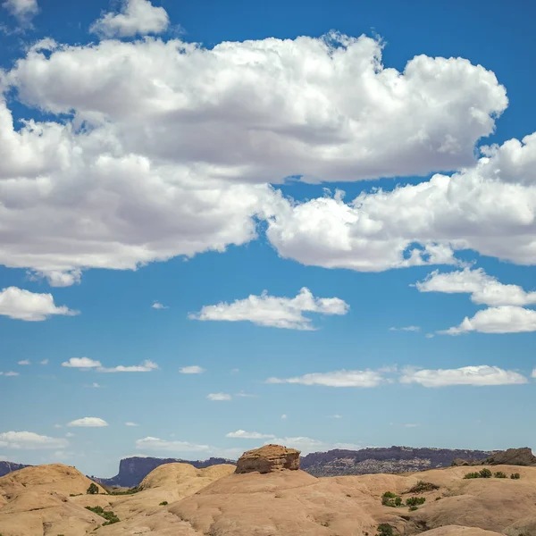 Moab deserto paesaggio sotto il cielo blu con nuvole — Foto Stock