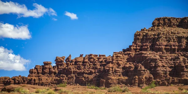 Moab off vista roading com penhascos dramáticos e céu — Fotografia de Stock