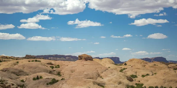 Moab Utah kayalık bir arazi görünümünü Road'a benziyor kapalı — Stok fotoğraf