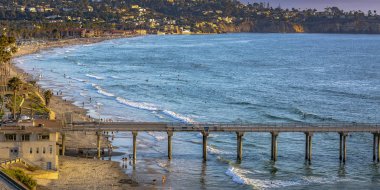 Scripps iskele ve San Diego kıyı evleri ile. Scripps Pier ve beach San Diego, California görünümünü. Pasifik Okyanusu kenarına yakın evler uzaktan görülebilir.