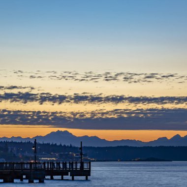 Tacoma bay siluetleri ve dramatik günbatımı