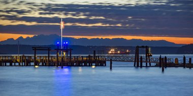 Tekne ve dağ manzaralı Tacoma iskelede günbatımı
