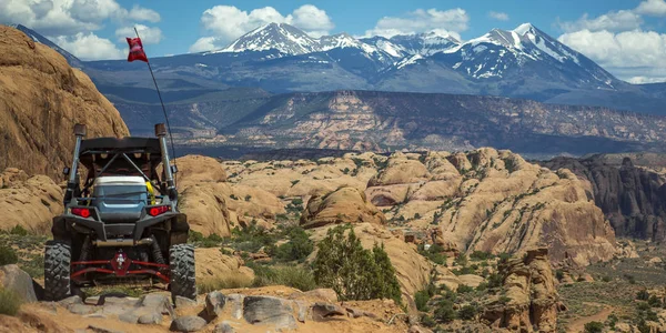 Veículo off-road e La Sal Mountain pano em Moab — Fotografia de Stock