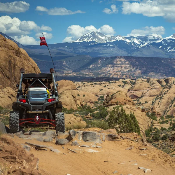 Veículo off-road e La Sal vista montanha em Moab — Fotografia de Stock