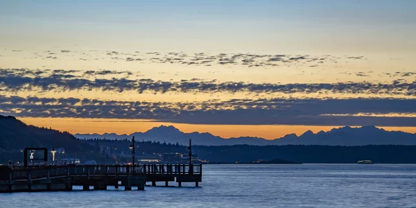 Pier na baía de Tacoma contra um pôr do sol dramático — Fotografia de Stock