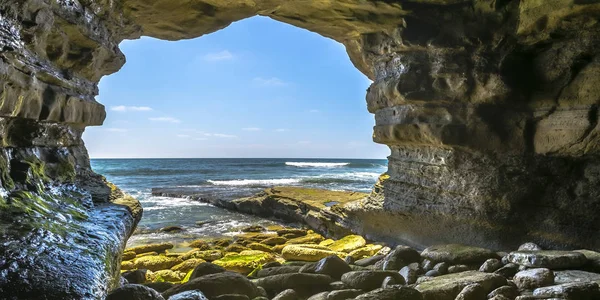 Grotta di mare a La Jolla con vista sull'Oceano Pacifico — Foto Stock
