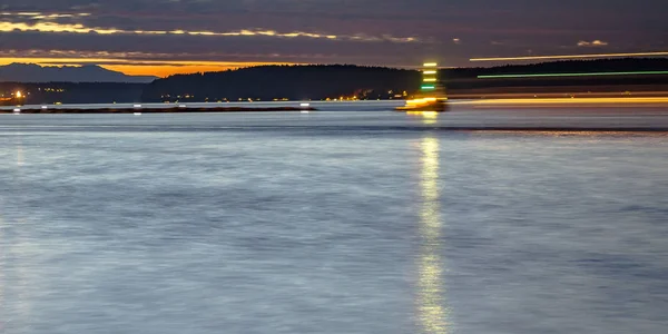 Siluetas junto a la bahía de Tacoma al atardecer —  Fotos de Stock