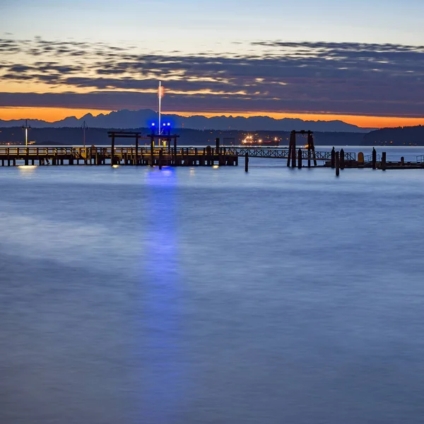 Silhouetten von Pier und Booten bei Sonnenuntergang in Tacoma — Stockfoto