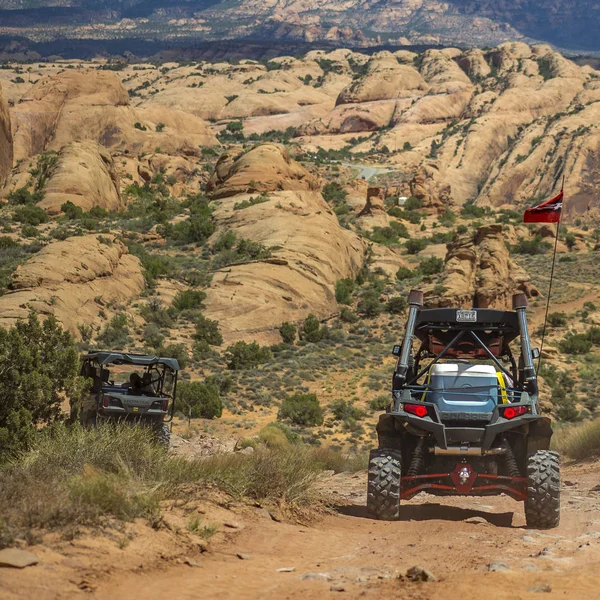 Veículos em uma trilha off road robusta em Moab Utah — Fotografia de Stock