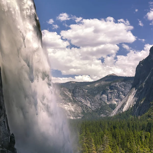 Yosemite Falls y valle contra cielo azul nublado — Foto de Stock