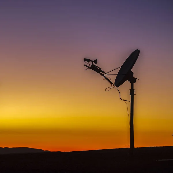 Horizon com silhueta de um satélite ao pôr do sol — Fotografia de Stock