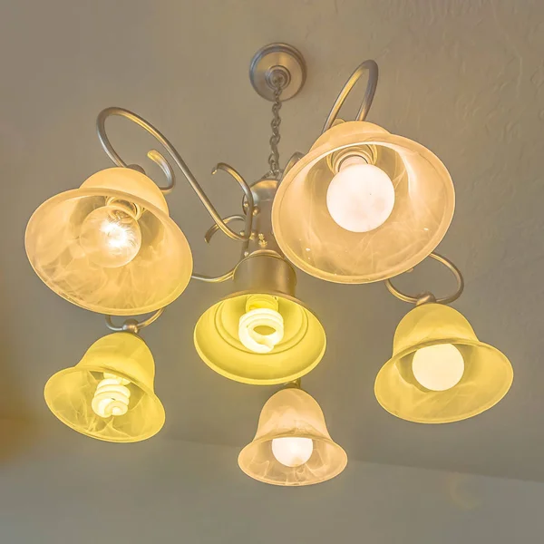 Kronleuchter mit sechs Glühbirnen an der Decke — Stockfoto