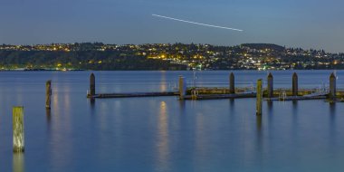 Tacoma ahşap ayağı ile contrail gökyüzünde