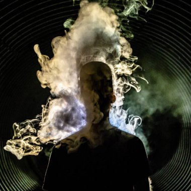 Bir adamın silüeti, duman içinde kaplanıyor