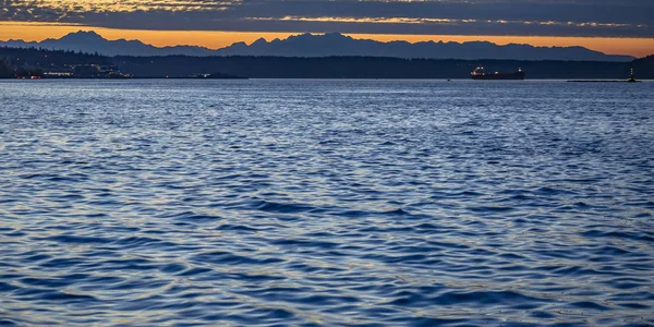 Ocean z łodzi i góry w Tacoma o zachodzie słońca — Zdjęcie stockowe