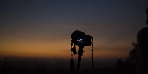 夕暮れ時に地平線を見下ろす写真カメラ — ストック写真