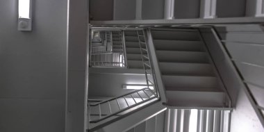 Kapalı merdiven ve tavan, modern bir bina