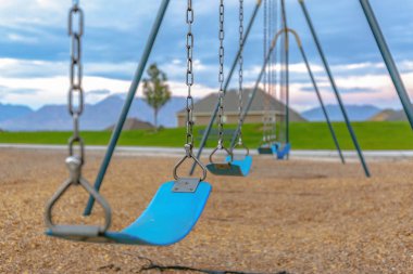 Mavi bir oyun alanında Saratoga Springs Ut salıncakta