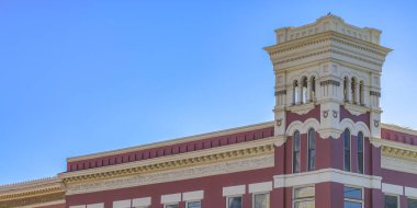 Gökyüzü karşı Provo köşe kule bina