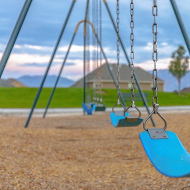 Mavi Swing için metal bir zincir bağlı yakın çekim