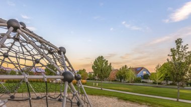 Kubbe tırmanıcı bir park evleri Daybreak Utah yakınlarında üzerinde