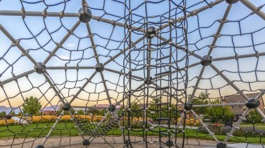 Evler park ve gökyüzü bakan kubbe dağcı