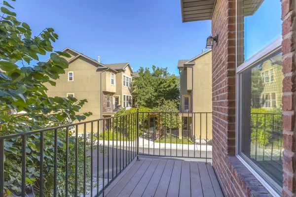 Balcony overlooking homes and road on a sunny day — Stock Photo, Image