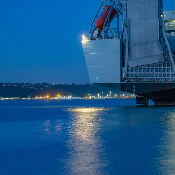 Barco con luces reflejadas en el mar al atardecer —  Fotos de Stock