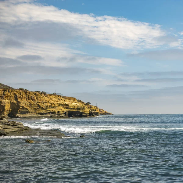 Cliff e oceano contro il cielo nuvoloso a La Jolla CA — Foto Stock