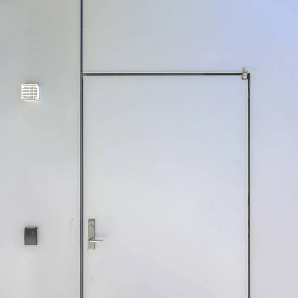 Egy kulcs kártyás beléptető rendszerrel, biztonsági ajtó — Stock Fotó