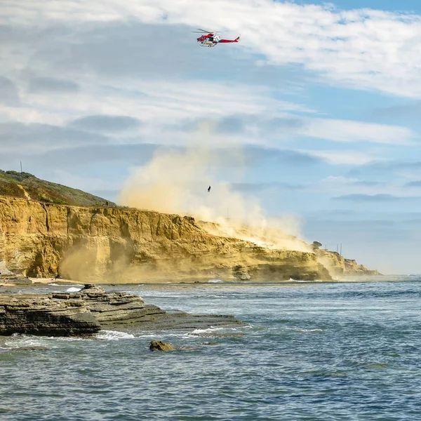Chopper in flight over cliff and ocean in La Jolla — Stock Photo, Image