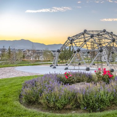 Çiçekler ve kubbe dağcı güzel bir park üzerinde