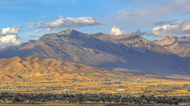 Ev ve güneşli bir günde Utah Valley için yapılan bina